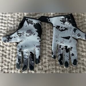 NIKE Pair Boys Youth Medium White Black & Grey Football Gloves